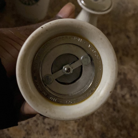 Old Thompson pepper grinder& salt shaker - Picture 4 of 4